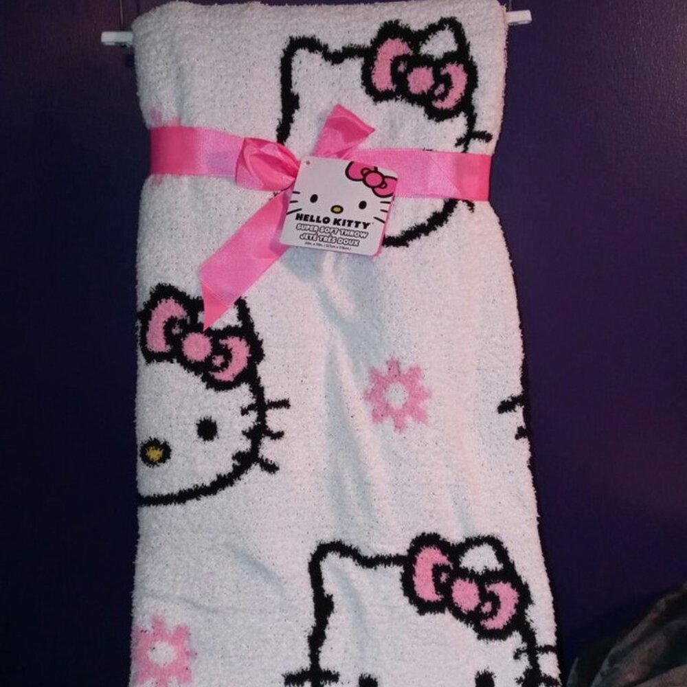 Hello Kitty Throw (White with Daisies- 50x70) - NWT